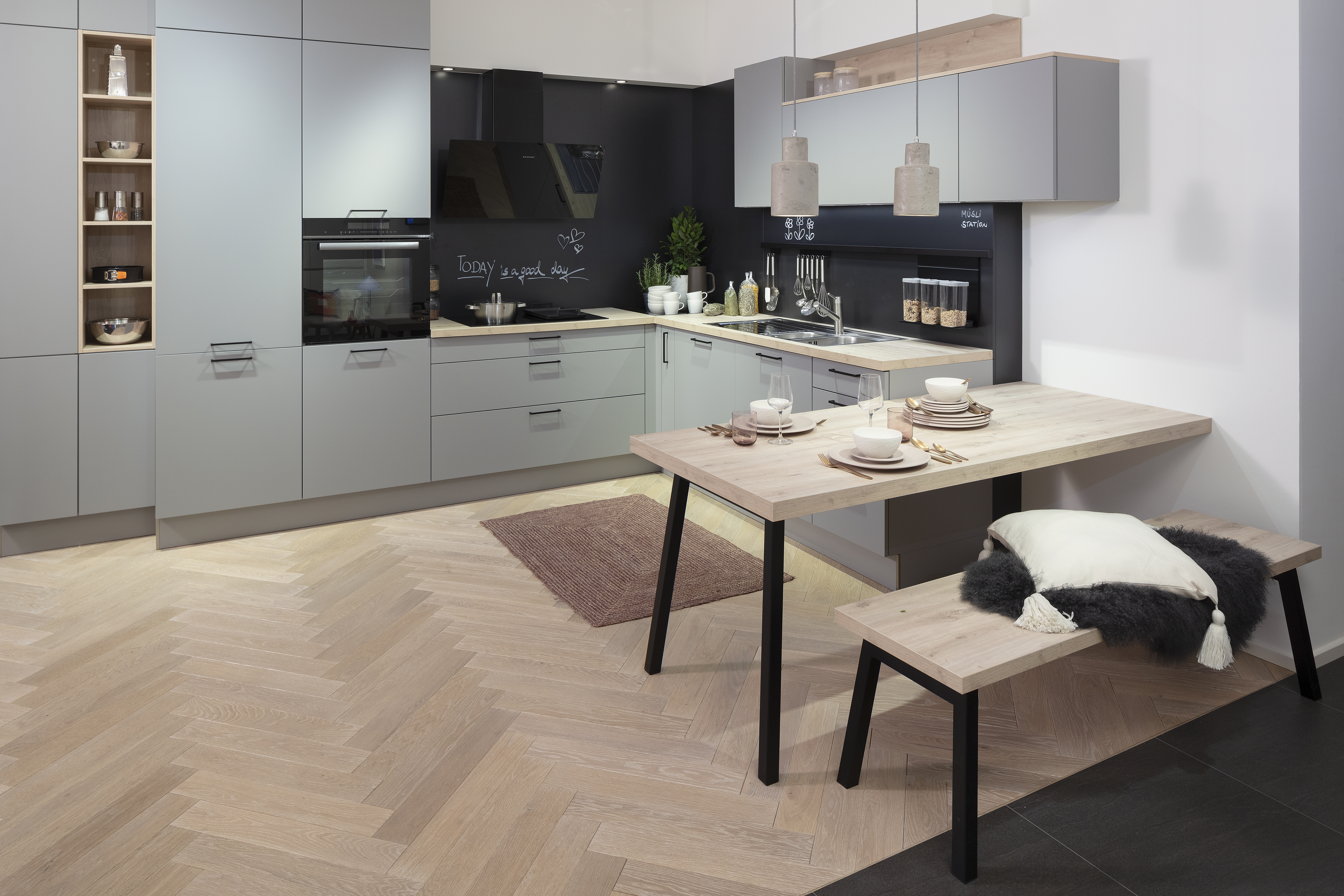 Häcker-Küche in Perlgrauem Lacklaminat mit Sommereiche-Dekor und Essbereich.