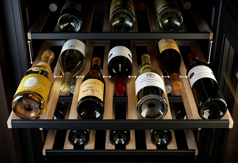 Weinklimaschrank mit verschiedenen Regalen, für die perfekte Lagerung der Flaschen.