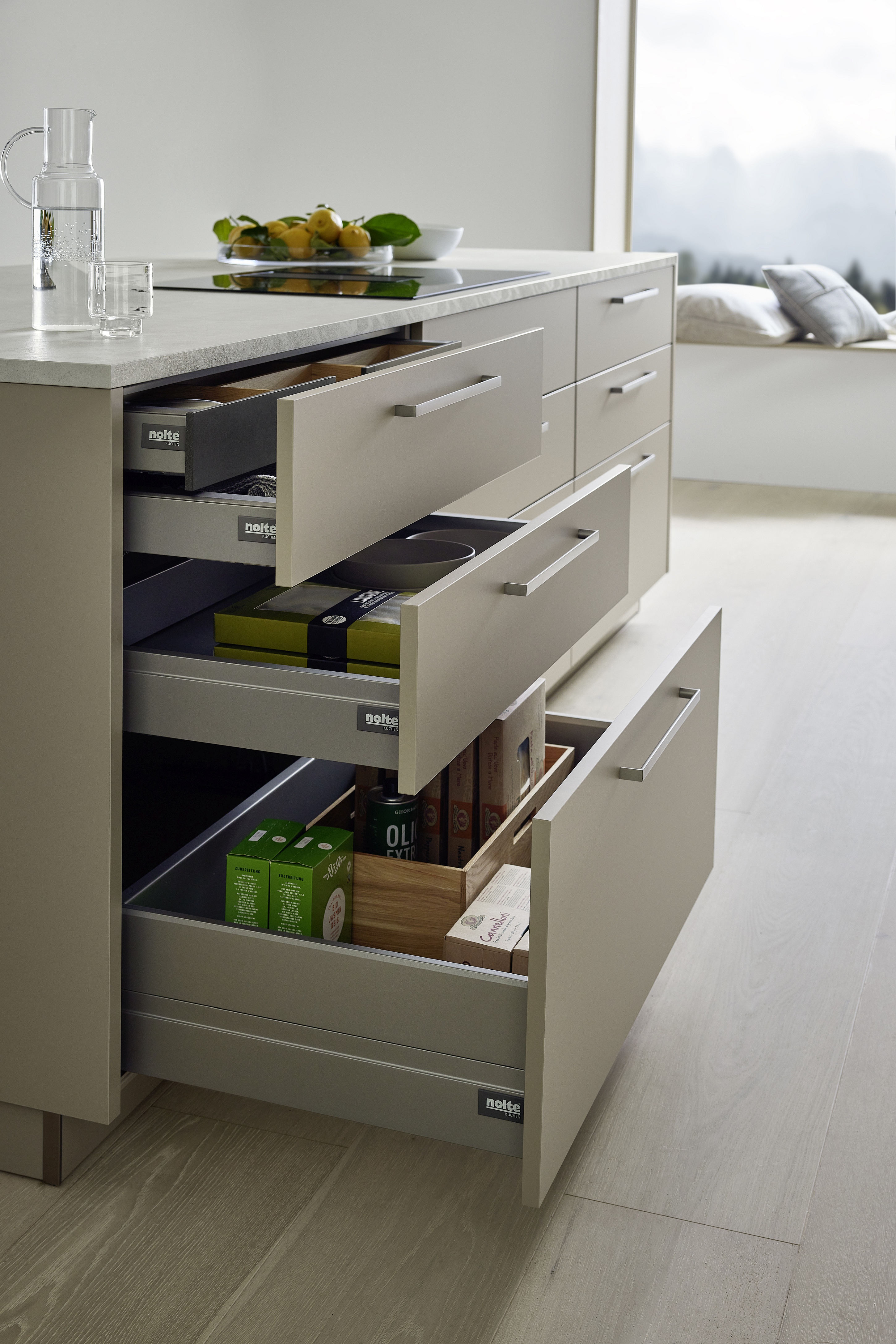 Nolte Unterschrank mit mehreren geöffneten Auszügen