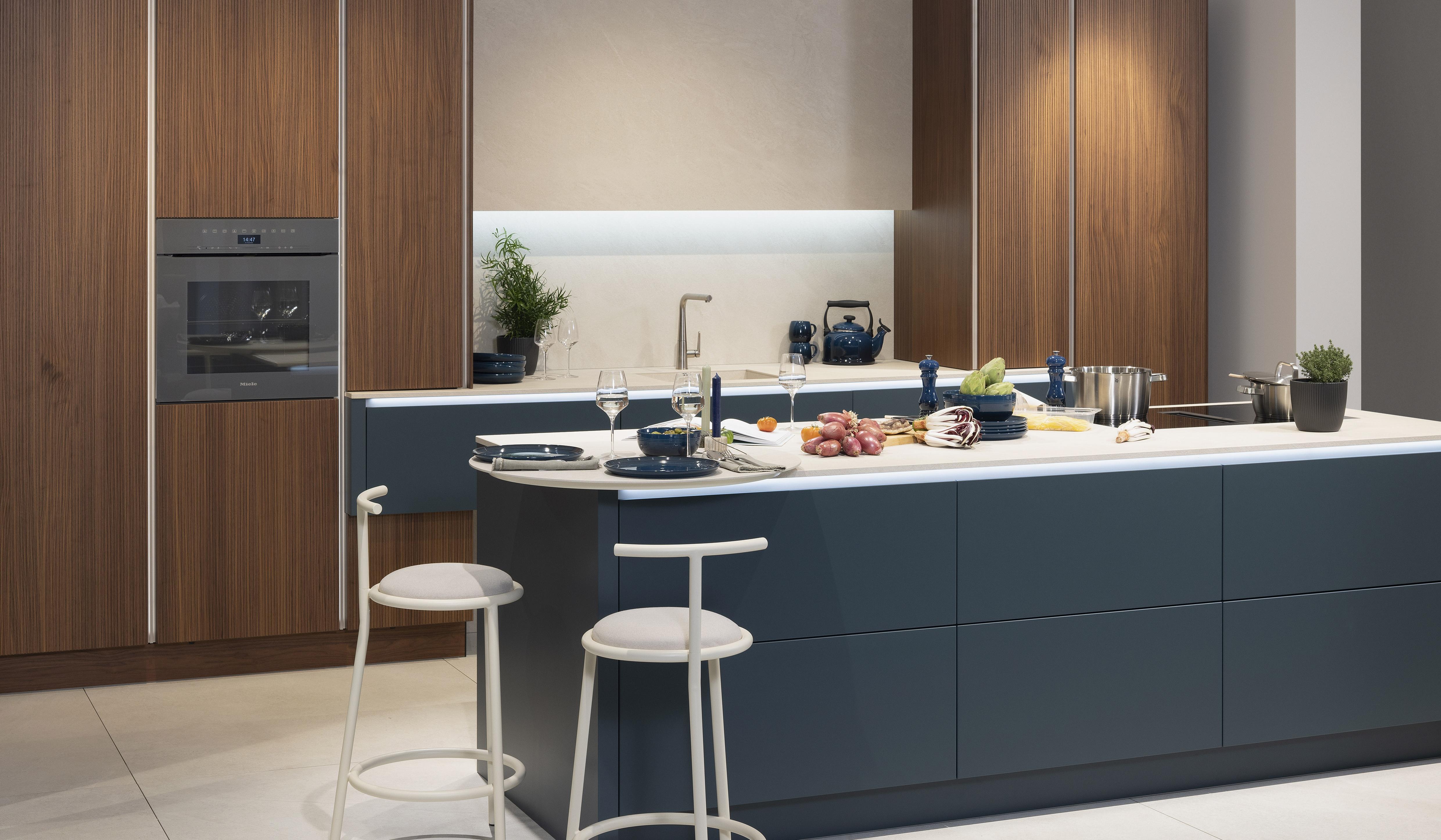 Moderne Küche mit Holzschränken, Kücheninsel und zwei weißen Hockern